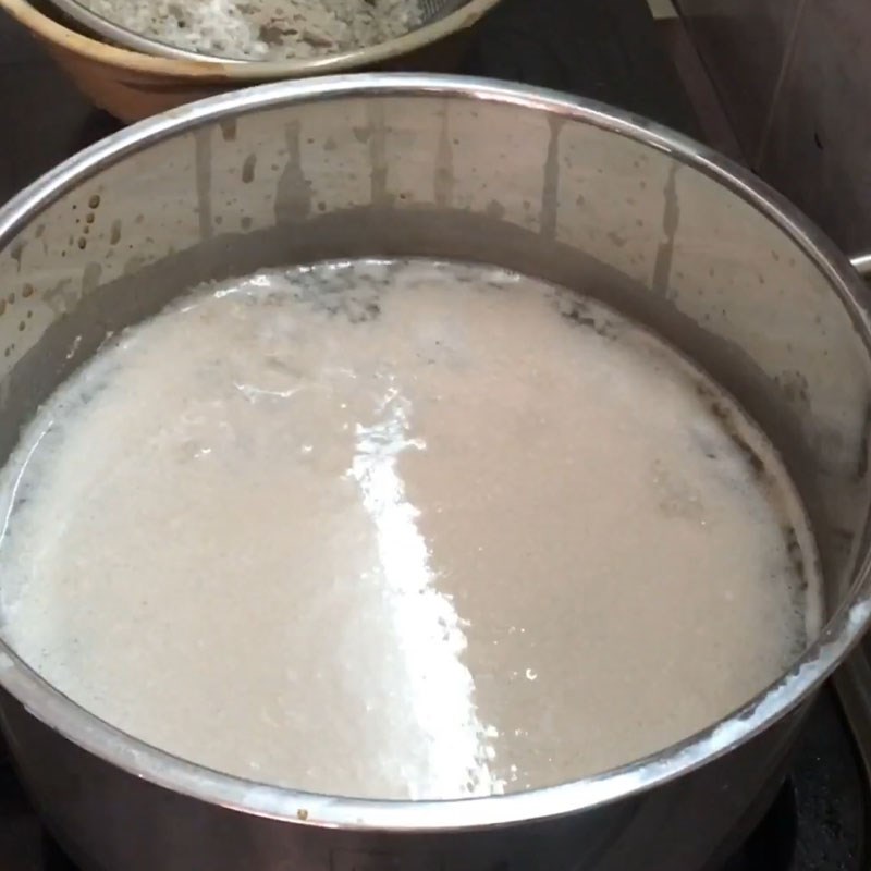 Step 3 Cooking the broth for crab noodle soup with coconut milk