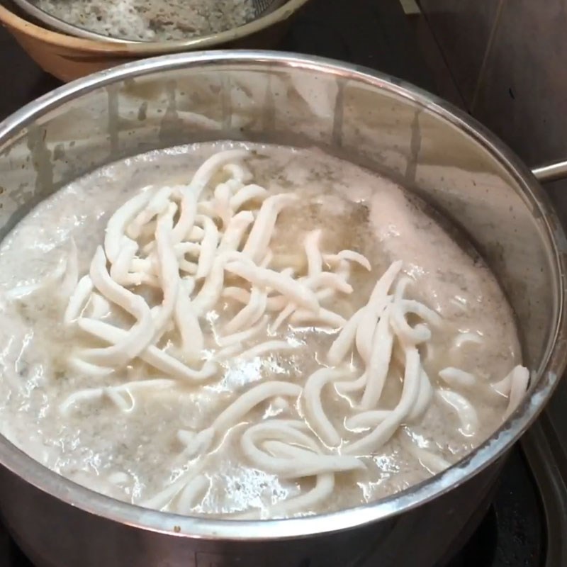 Step 3 Cooking the broth for crab noodle soup with coconut milk