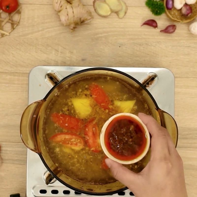 Step 3 Cook sour and spicy broth for sour and spicy squid hotpot