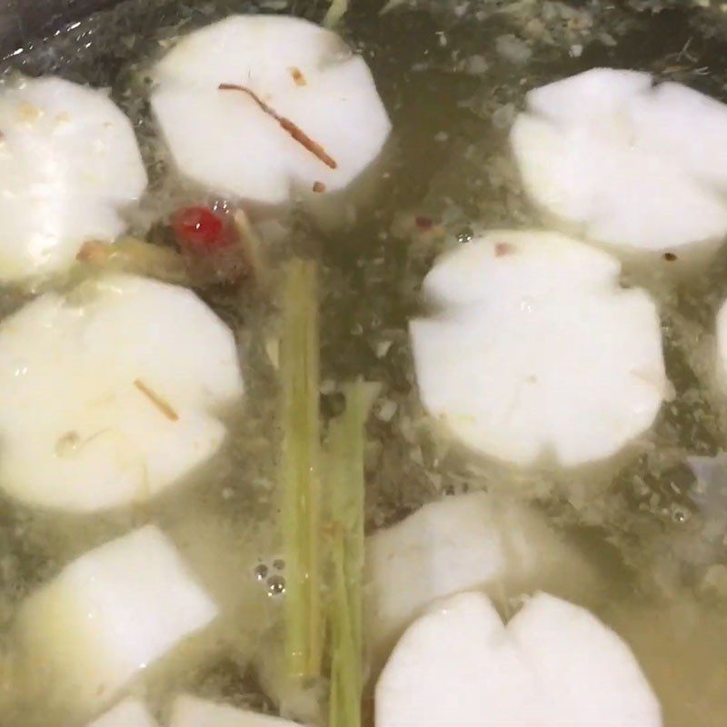 Step 3 Cook the hot pot broth Chicken hot pot with lime leaves