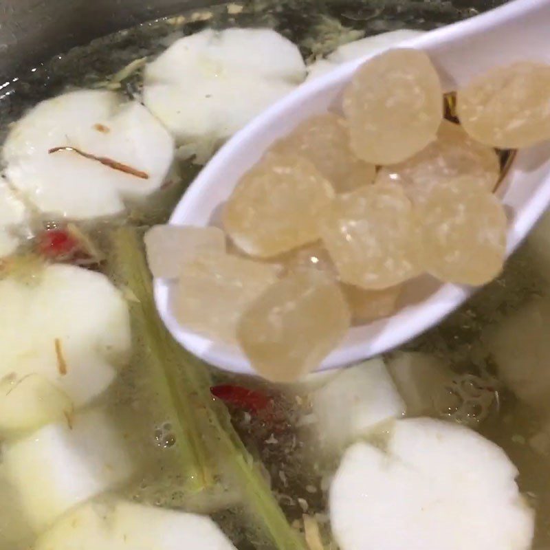 Step 3 Cook the hot pot broth Chicken hot pot with lime leaves