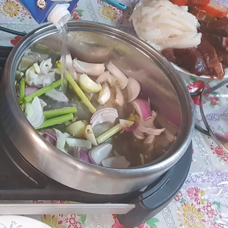 Step 3 Cook the hot pot broth Tuna dipped in vinegar