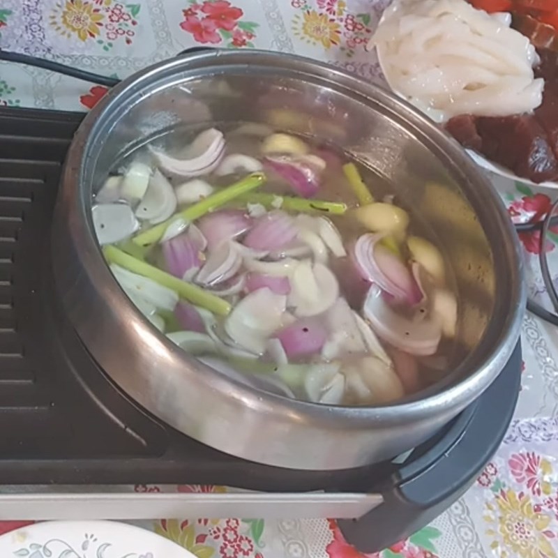 Step 3 Cooking the tuna hot pot broth with vinegar