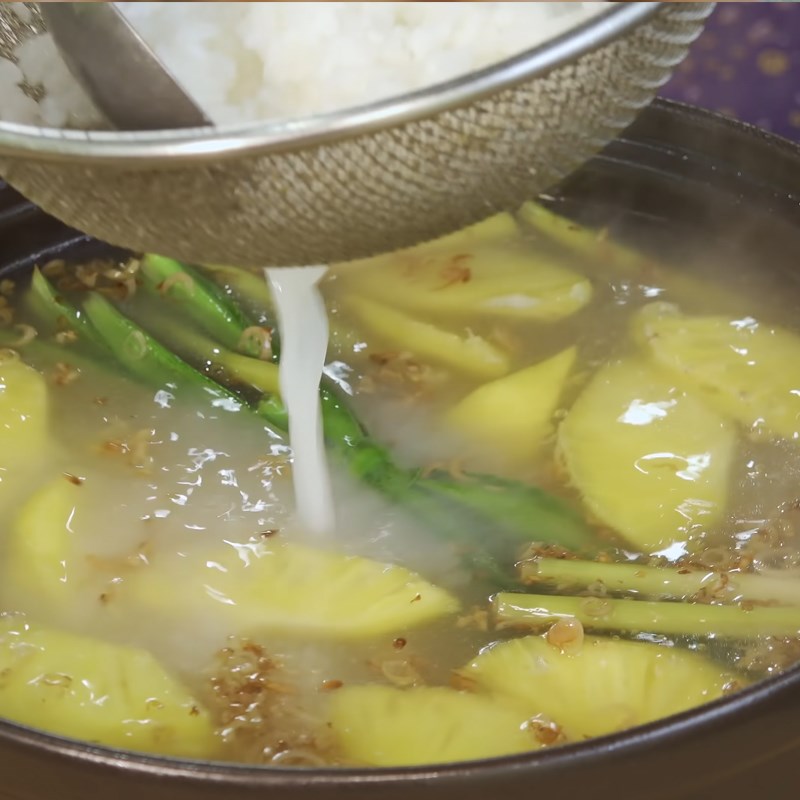 Step 4 Cooking the hot pot broth Frog hot pot with fermented rice