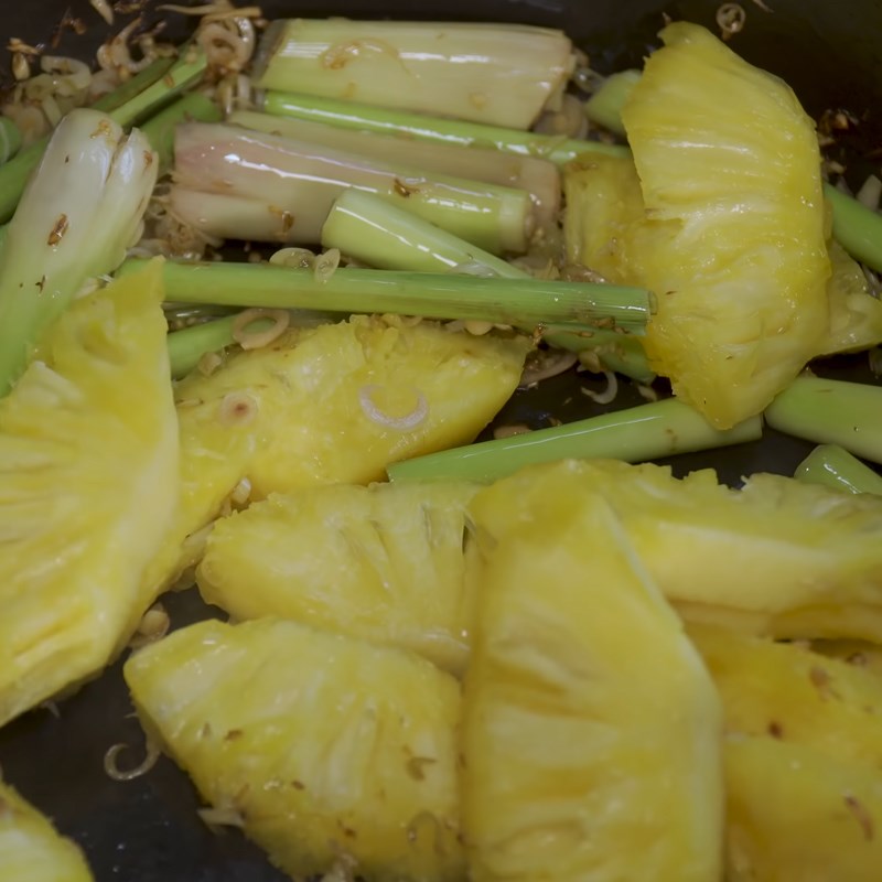 Step 4 Cooking the hot pot broth Frog hot pot with fermented rice