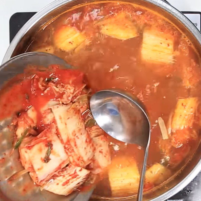 Step 4 Cooking the hot pot broth Kimchi cartilage rib hot pot