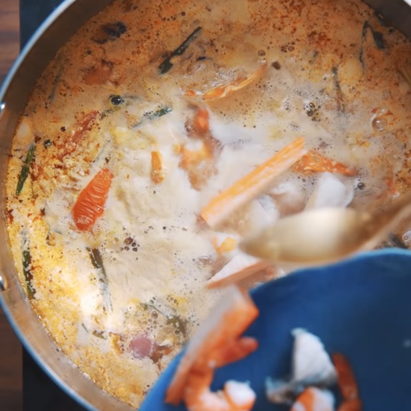 Step 4 Cooking the hot pot broth Seafood crab hot pot