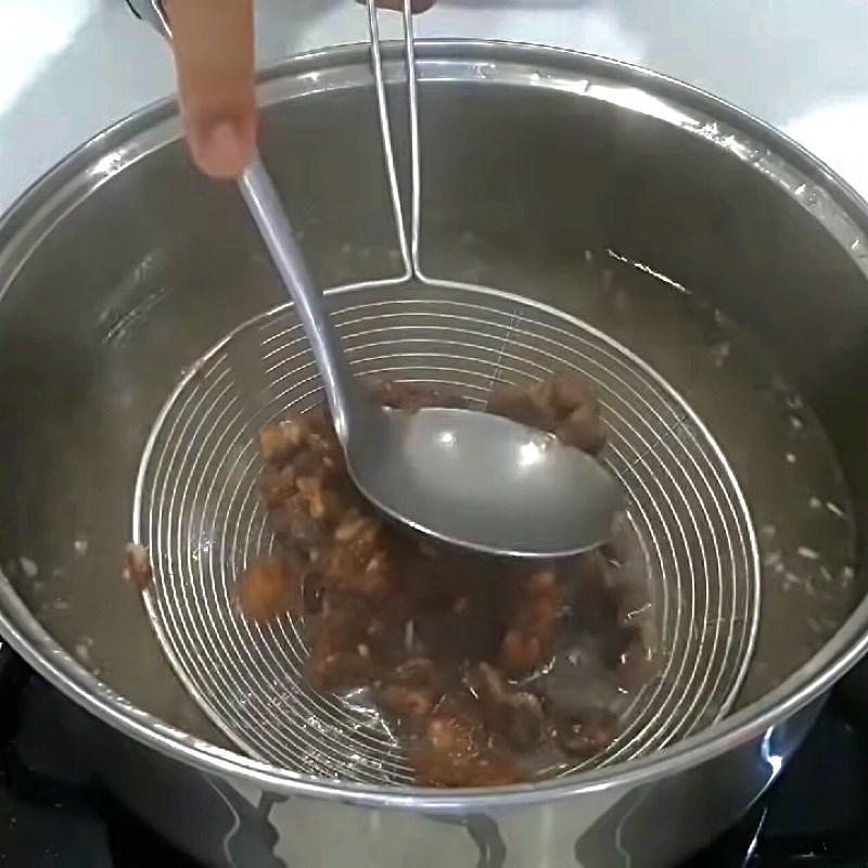 Step 2 Cook the sour hot pot broth for Sour Snapper Head Hot Pot