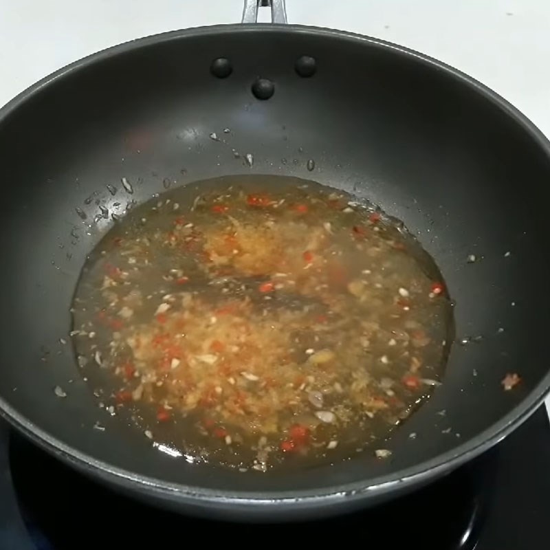 Step 2 Cook the stew sauce for Snakehead fish stew