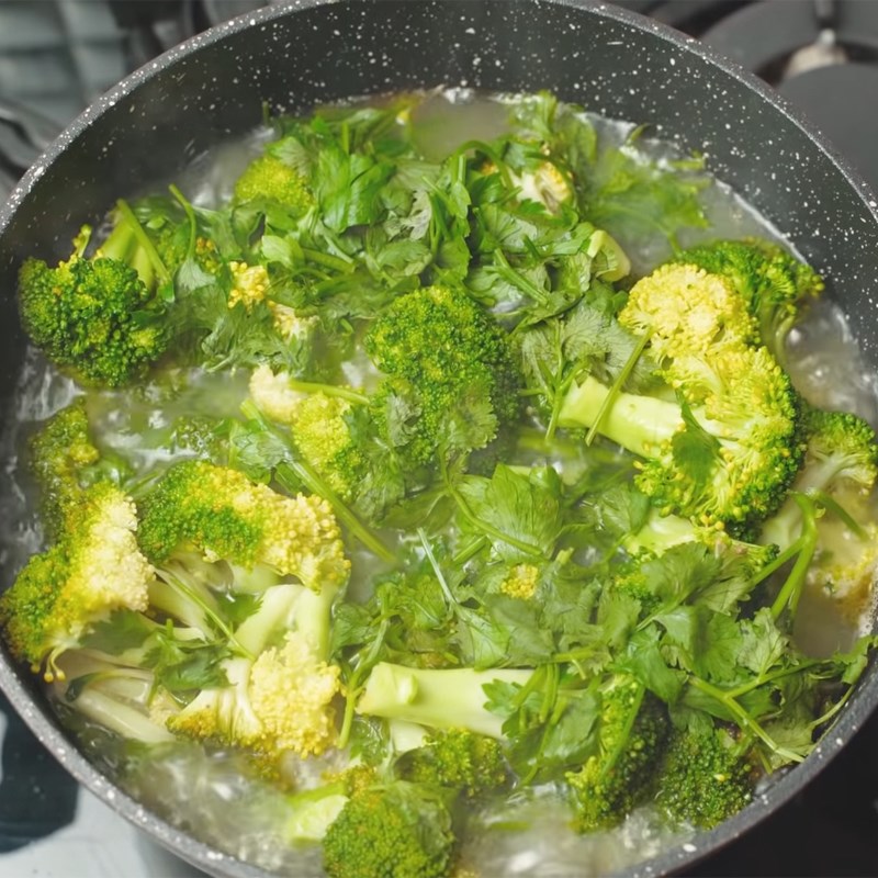 Step 3 Cooking vegetables and broccoli Broccoli vegetable soup