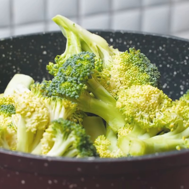 Step 3 Cooking vegetables and broccoli Broccoli vegetable soup