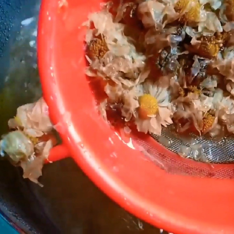 Step 2 Cook the tea Chrysanthemum tea