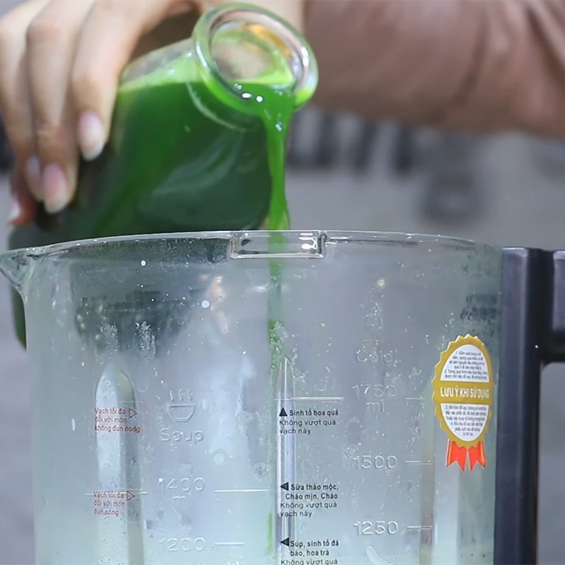 Step 4 Cooking pandan leaf mung bean milk with coconut milk