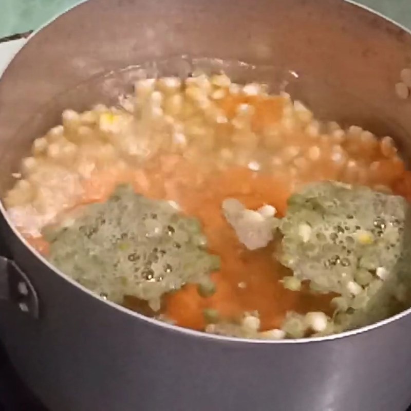 Step 3 Cook the soup Shrimp meat quail egg soup