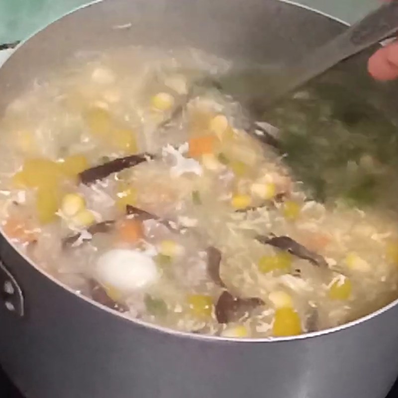 Step 3 Cook soup Shrimp meat quail egg soup
