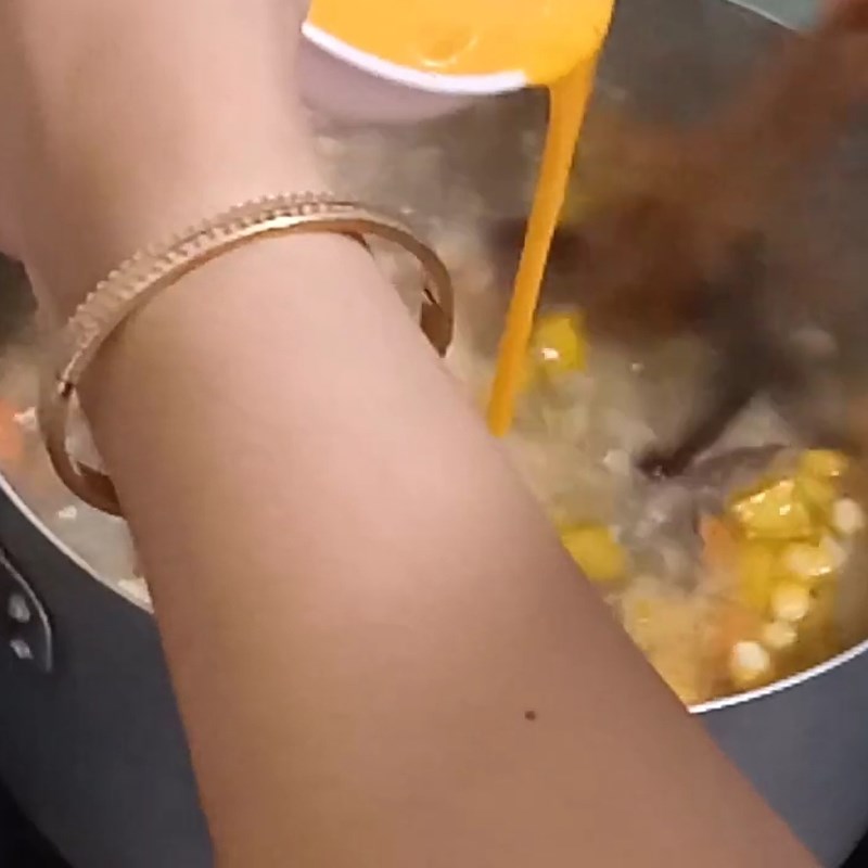 Step 3 Cook the soup Shrimp meat quail egg soup