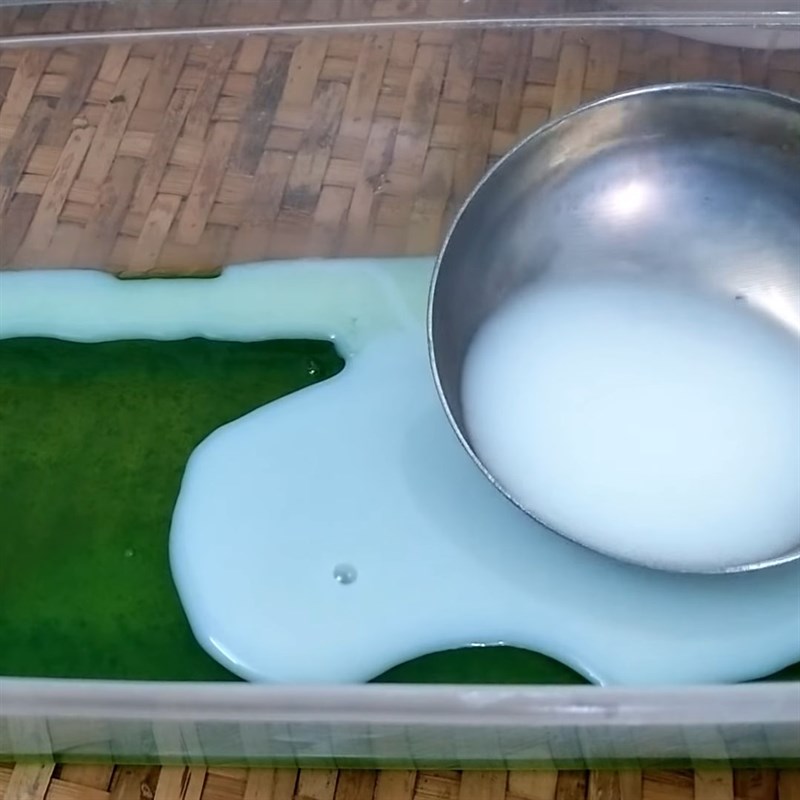 Step 4 Cook and mold pandan leaf milk jelly