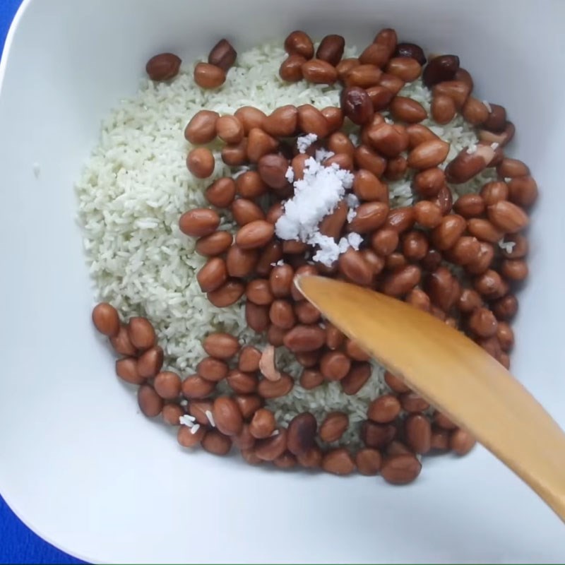 Step 4 Cook the sticky rice for Peanut Sticky Rice with Pandan Leaves