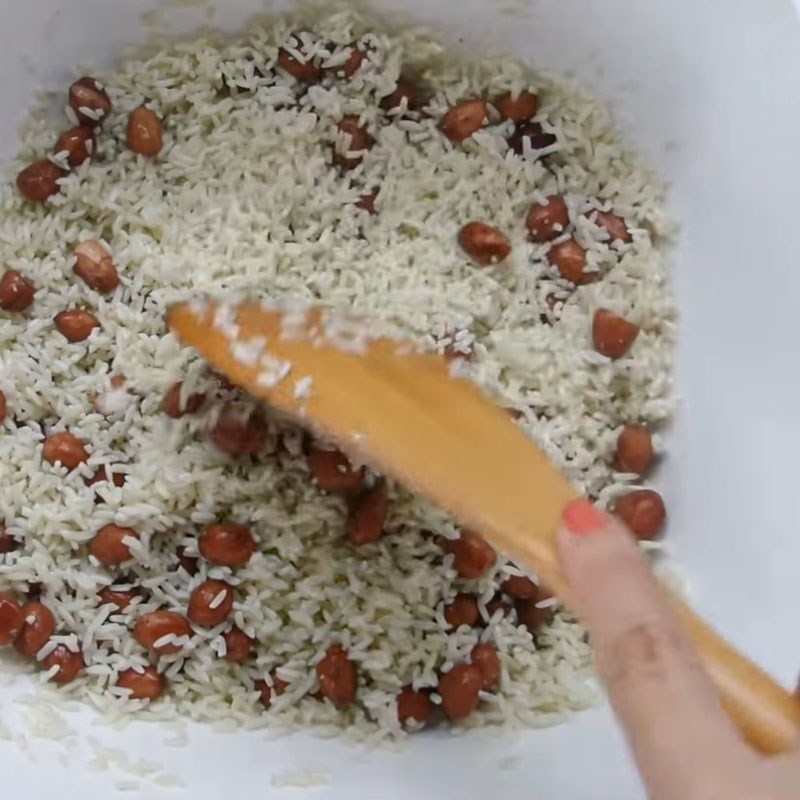 Step 4 Cook the sticky rice for Peanut Sticky Rice with Pandan Leaves