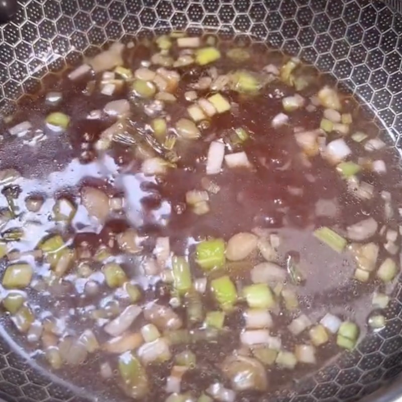 Step 2 Cook the sauce for mixed mushroom vermicelli