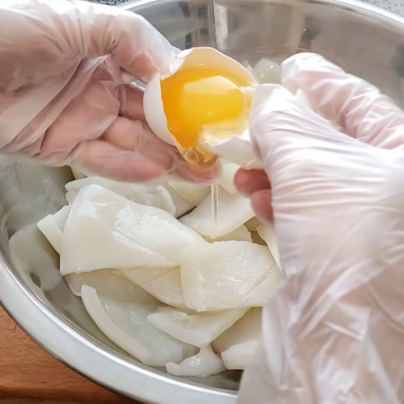 Step 2 Marinate the squid Crispy fried squid with fish sauce using an air fryer