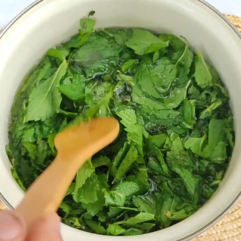 Step 3 Soaking mint Mint syrup