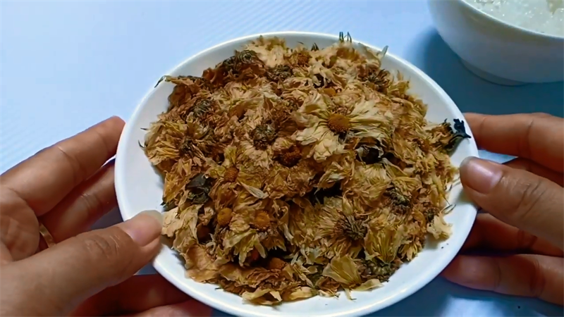 Step 1 Soak the chrysanthemum Chrysanthemum tea