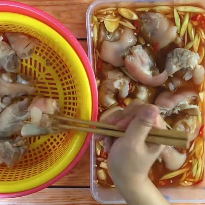 Step 3 Marinated pig's trotters in sweet and sour sauce