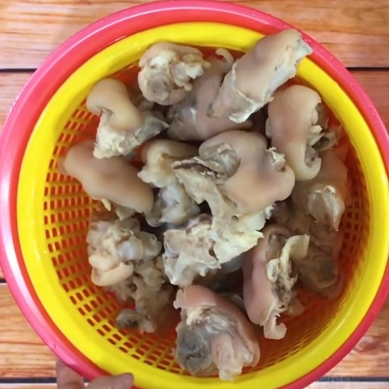 Step 3 Soaking the pork leg Pickled pork leg with sweet and sour fish sauce