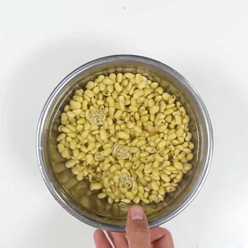 Step 1 Soak soybeans for pandan leaf soybean milk