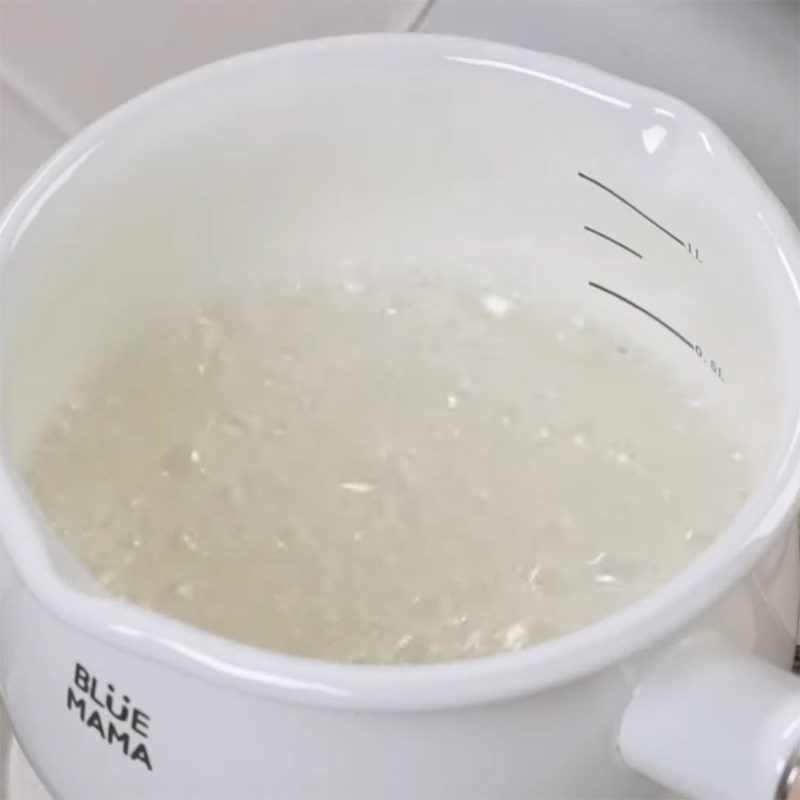 Step 1 Soak gelatin and cook sugar syrup for Matcha marshmallow candy with chocolate filling