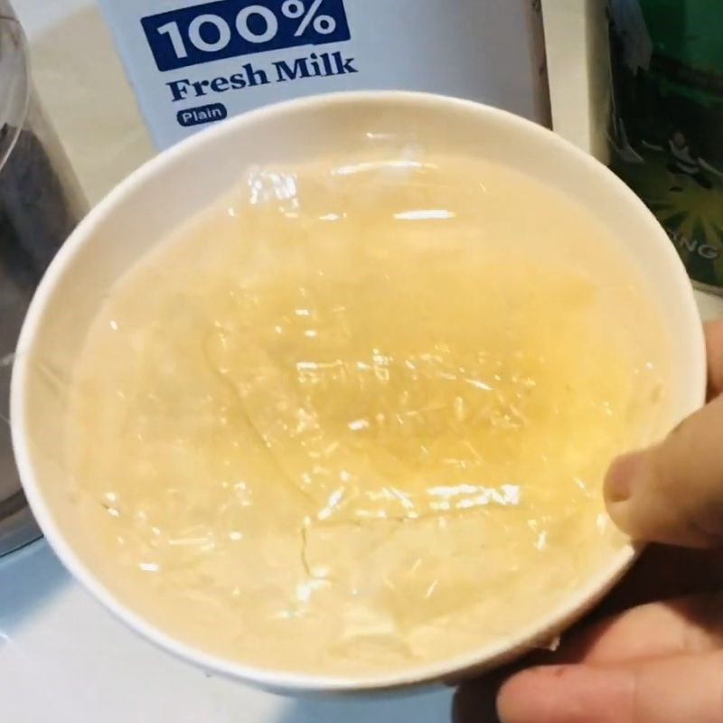 Step 1 Soak gelatin leaves in water for yogurt made with gelatin leaves