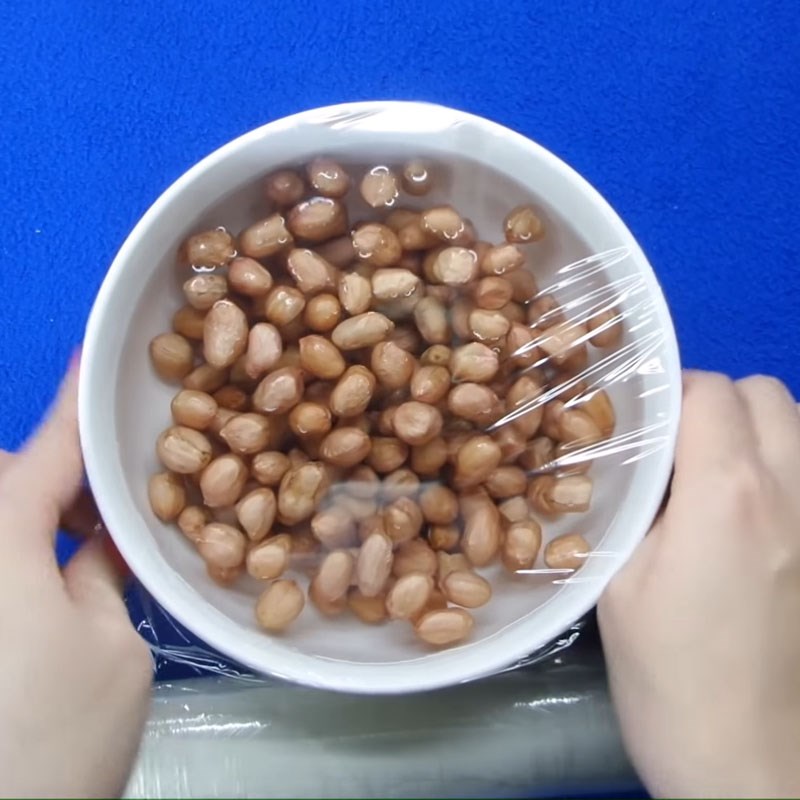 Step 2 Soak the ingredients for Peanut Sticky Rice with Pandan Leaves