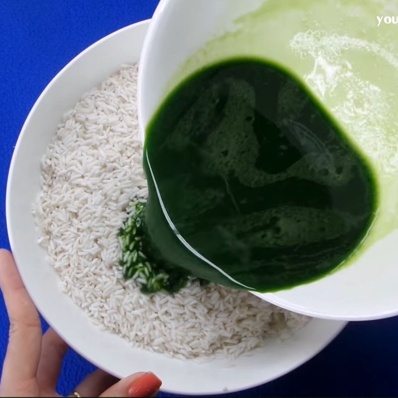 Step 2 Soak the ingredients for Peanut Sticky Rice with Pandan Leaves