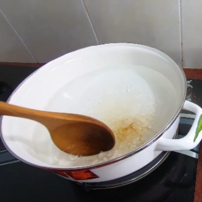 Step 4 Soak and expand the basil seeds and cook the sugar water for Che sương sa sương sáo sương sâm