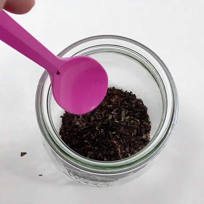 Step 1 Soak the tea for Cold Brew Milk Tea