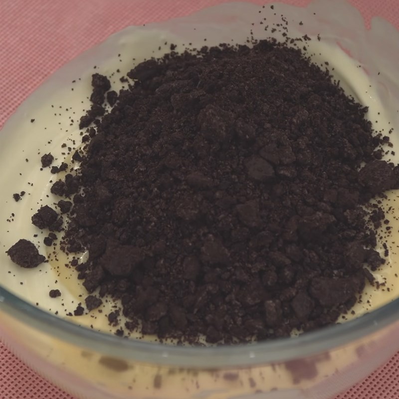 Step 3 Crush the cookies, mix the mixture Oreo cream sandwich