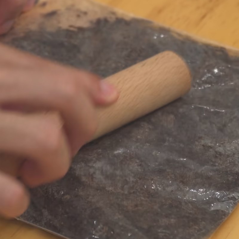 Step 3 Crush the cookies, mix the mixture Oreo cream sandwich
