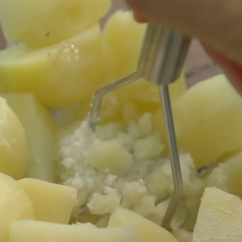 Step 1 Mash potatoes Honey potato cake