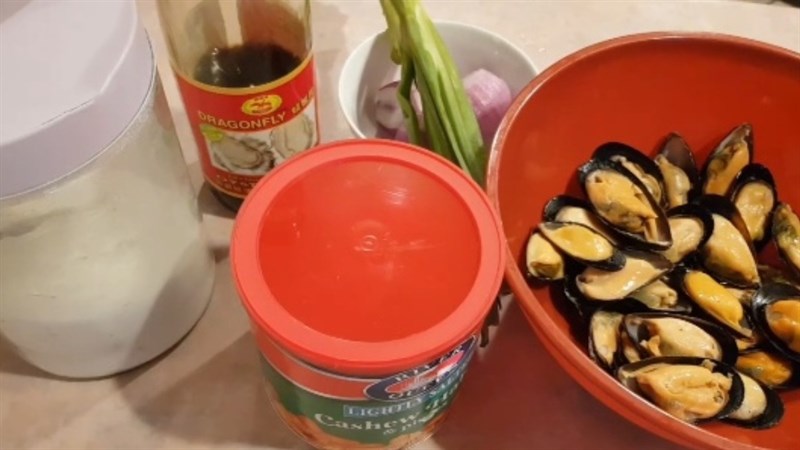 Ingredients for grilled clams with green onion oil