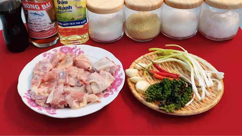 Ingredients for braised chicken with pepper