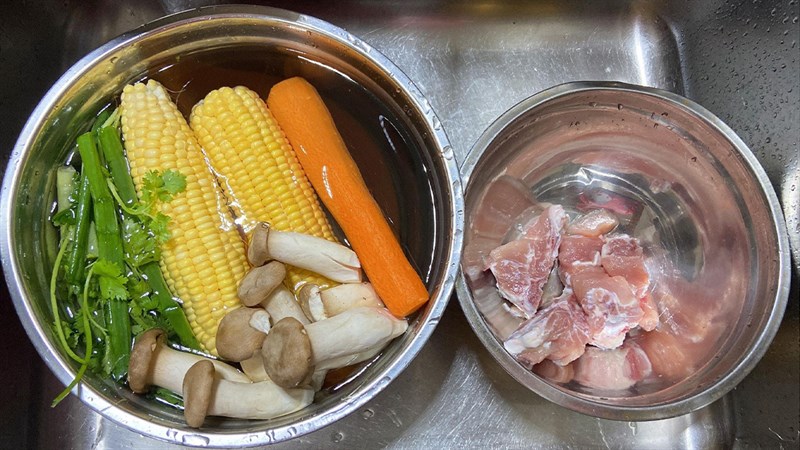 Ingredients for the dish of braised corn soup with tender ribs