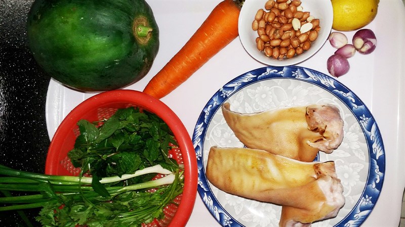 Ingredients for the dish of papaya salad with pig ears