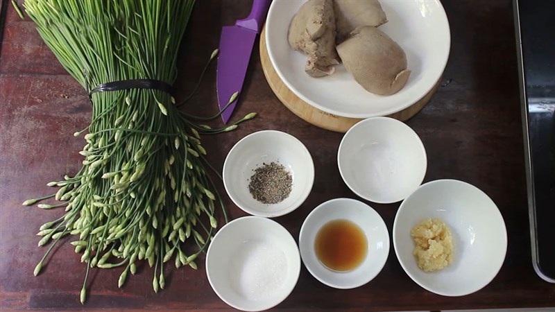 Ingredients for stir-fried garlic chives with beef, stir-fried garlic chives with pork liver