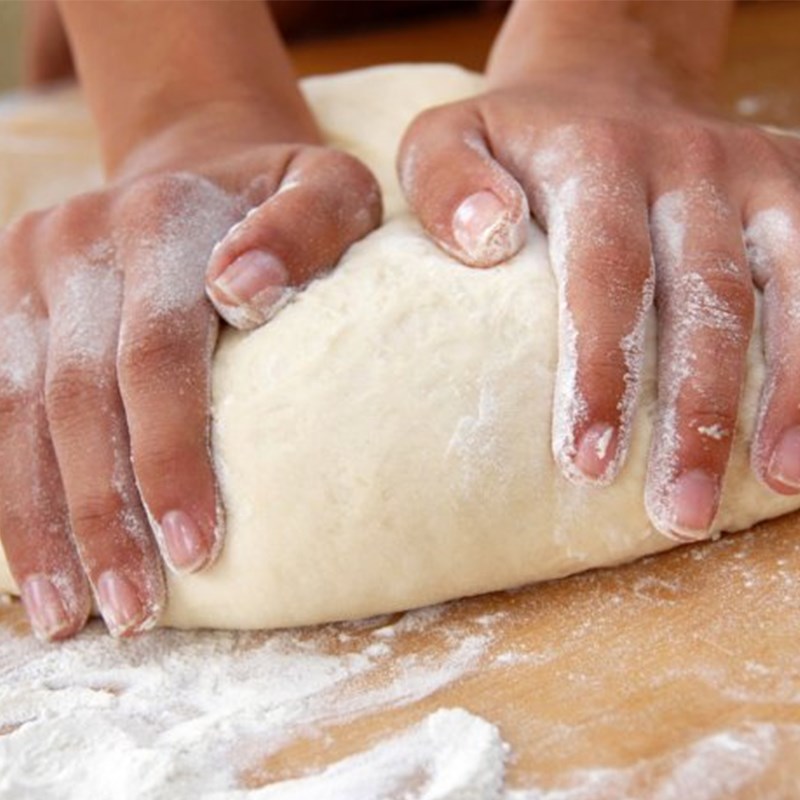 Step 5 Knead the dough for the vegetarian red bean steamed buns