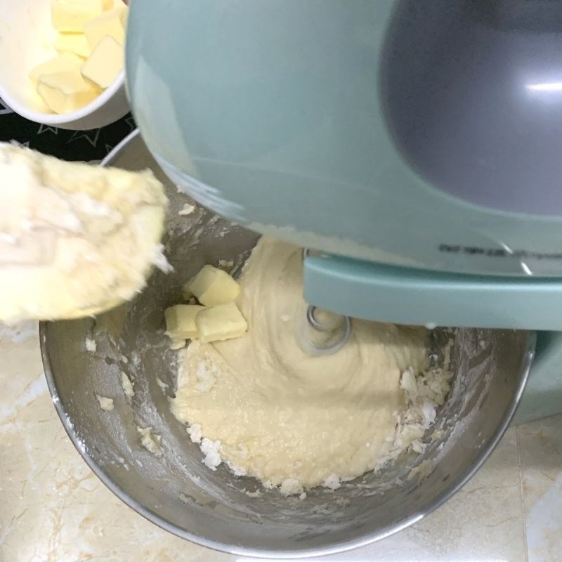 Step 3 Knead the dough for the bread roll with pork floss and egg sauce