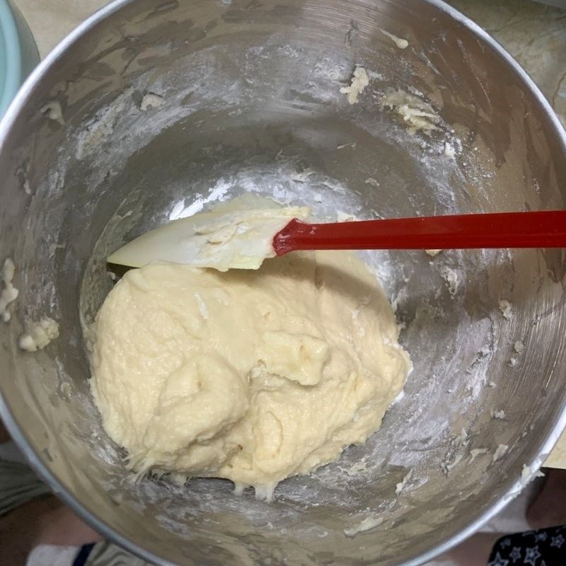 Step 3 Knead the dough for the bread roll with pork floss and egg sauce