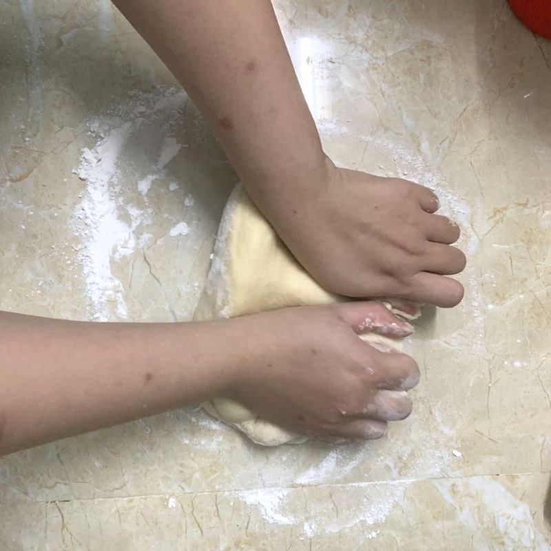 Step 3 Knead the dough for the bread roll with pork floss and egg sauce