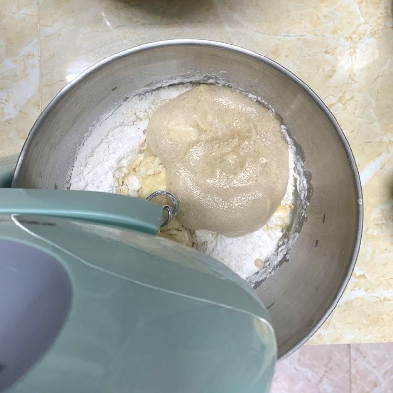 Step 3 Knead the dough for the bread roll with pork floss and egg sauce
