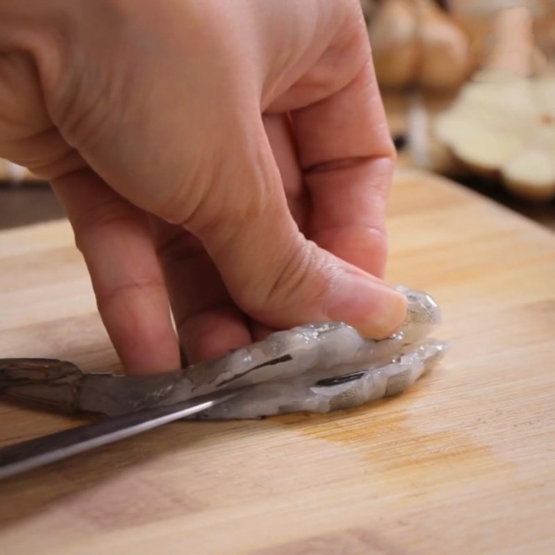 Step 1 Preparing shrimp Stir-fried shrimp with chicken thigh mushrooms